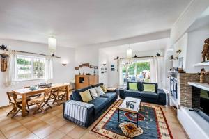 un salon avec un canapé et une table dans l'établissement Casa Lorena, à Guia