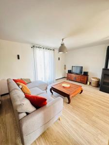 uma sala de estar com um sofá e uma mesa de centro em Maison moderne cosy - Gestel em Gestel