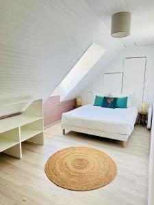 um quarto com uma cama branca e um tapete em Maison moderne cosy - Gestel em Gestel
