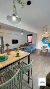 eine Küche und ein Wohnzimmer mit einem Tisch und Stühlen in der Unterkunft Amplia casa de 9 hab, Cabral. in Vigo