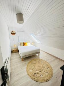 - une chambre avec un lit et un tapis dans l'établissement Maison moderne cosy - Gestel, à Gestel