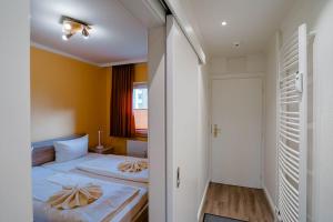 ein Hotelzimmer mit 2 Betten und einem Flur in der Unterkunft di Holting Hüs in Westerland