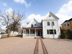 una casa blanca con una entrada de ladrillo delante de ella en Charming Hyannis 3 Bed 2 Bath, en Barnstable