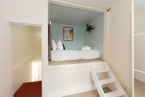 Postel nebo postele na pokoji v ubytování Charming North London Apartment