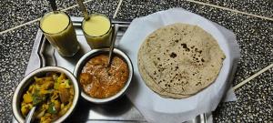 una bandeja con dos tazones de comida en una mesa en Musa's Homestay, en Jodhpur