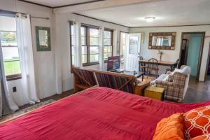 Et opholdsområde på Campau Lake Sunshine cottage + 34 billeder