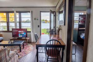 Et opholdsområde på Campau Lake Sunshine cottage