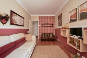 sala de estar con sofá y TV en Calm & Relaxing Apartment w/ Terrace in Almada en Almada