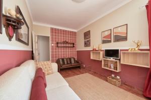 sala de estar con sofá y TV en Calm & Relaxing Apartment w/ Terrace in Almada en Almada