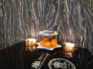 una bandeja de naranjas en una mesa con luces en Elva Stuudiomajutus en Elva