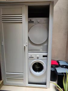un lave-linge et un lave-linge dans une armoire dans l'établissement South Street 46, à La Valette