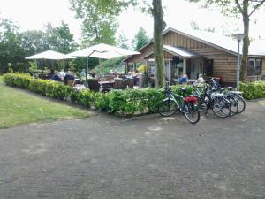 Camping de Zwammenberg في De Moer: مجموعة من الدراجات متوقفة أمام مطعم