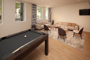 salon ze stołem bilardowym w obiekcie FINESTATE Coliving Mairie d'Issy w mieście Issy-les-Moulineaux