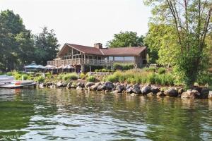 une maison au bord d'une rivière dans l'établissement Abbey Springs 5 Star Resort, à Lake Geneva