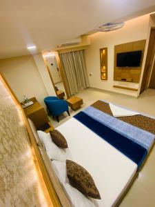pokój hotelowy z 2 łóżkami i telewizorem w obiekcie Greens Suite - Business Class Hotel - Opposite Ripon Building w mieście Ćennaj