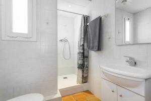 uma casa de banho com um WC, um lavatório e um chuveiro em ApartEasy - Lightly, central and quiet apartment em Barcelona