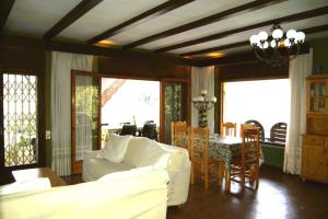 - un salon avec un canapé blanc, une table et des chaises dans l'établissement Villa Olga, à Gérone