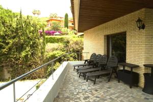 - un ensemble de chaises assises sur une terrasse dans l'établissement Villa Olga, à Gérone