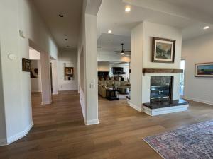 una sala de estar con chimenea en una casa en Luxury Home With Pool & Tennis Court, en Fallbrook