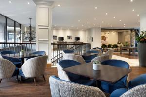 un restaurant avec des tables et des chaises dans l'établissement Delta Hotels by Marriott Bristol City Centre, à Bristol