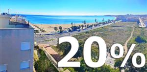 z powietrza widok na plażę i budynek w obiekcie 113 Beach and Trees - Alicante Holiday w mieście Torrevieja