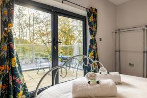 sypialnia z łóżkiem i dużym oknem w obiekcie H7-Roof top-5 Bedrooms-Free Parking-Sleeps 10 w mieście Bruton