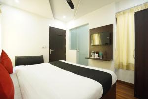Karnal的住宿－Hotel Star Inn，卧室配有一张白色大床和电视。