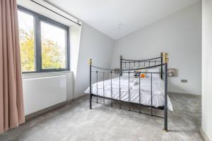 1 dormitorio con cama y ventana en H3-Woodland Retreat-4BR-3B-Free Parking, 