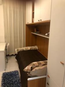 um pequeno quarto com uma cama num quarto em Il Melograno em Gallarate