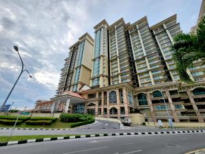 een groot gebouw met een straat ervoor bij Kuching City Centre Smart Home Luxury Resort Condo in Kuching