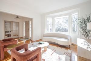 A seating area at Private, Serene Mt Lookout 5B Retreat with Garage, EV Charging