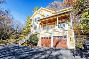 uma casa com uma entrada em frente em Private, Serene Mt Lookout 5B Retreat with Garage, EV Charging em Cincinnati