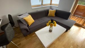 salon z kanapą i stołem z żółtymi poduszkami w obiekcie Apartmán Bára w mieście Cerny Dul