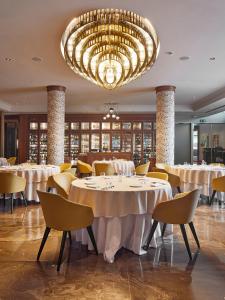 Reštaurácia alebo iné gastronomické zariadenie v ubytovaní Alàbriga Hotel GL