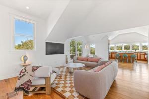 sala de estar con sofá y mesa en The Blue Refuge - Pool and Beach, en St. Augustine