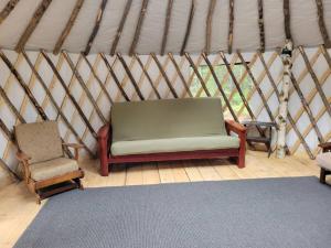 BrownfieldにあるAva Jade Yurtのソファとパオの椅子が備わる部屋