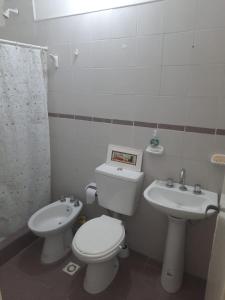 y baño con aseo y lavamanos. en casa familiar confortable en Santiago del Estero