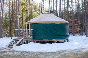 Rufus III Yurt on the river semasa musim sejuk