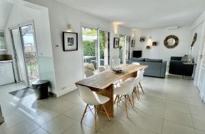 Una cocina y un comedor con mesa y sillas de madera. en Domaine de la Pointe de Kerhostin, en Saint-Pierre-Quiberon