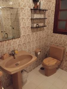 La salle de bains est pourvue d'un lavabo et de toilettes. dans l'établissement HR Liberdade, à Sarria