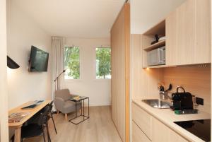 Kuchyň nebo kuchyňský kout v ubytování FINESTATE Coliving Mairie d'Issy