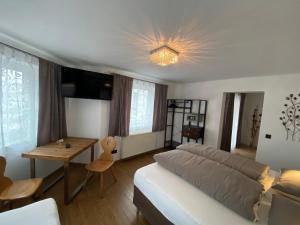 ein Wohnzimmer mit einem Bett, einem Tisch und einem Sofa in der Unterkunft Haus Eder Steiner in Saalbach-Hinterglemm