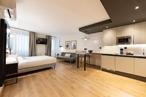 Habitación de hotel con cama y cocina en Apartamentos Colón 27, en Palencia