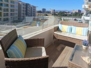 Rõdu või terrass majutusasutuses Hermoso departamento a pasos del mar.