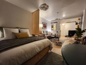 a bedroom with a bed and a living room at Le domaine de Bachmay in Laval