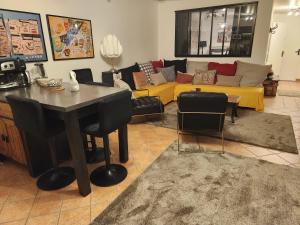 Le domaine de Bachmay في لافال: غرفة معيشة مع طاولة وأريكة