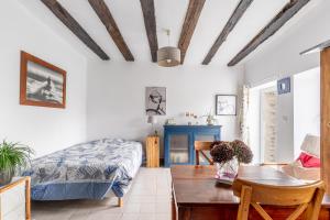 una camera da letto con un letto e un tavolo di Charmante Longère À La Campagne a Pannecé