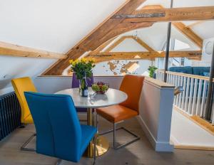 Un comedor con mesa y sillas en Neptune, en Saundersfoot