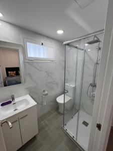 エステポナにあるAtalaya Aparta Golfのバスルーム(シャワー、洗面台、トイレ付)
