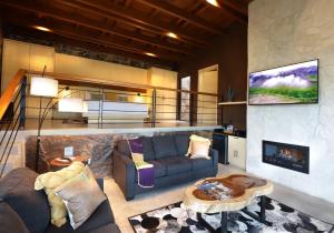 a living room with a couch and a fireplace at Parra del Valle Hotel Boutique in Valle de Guadalupe